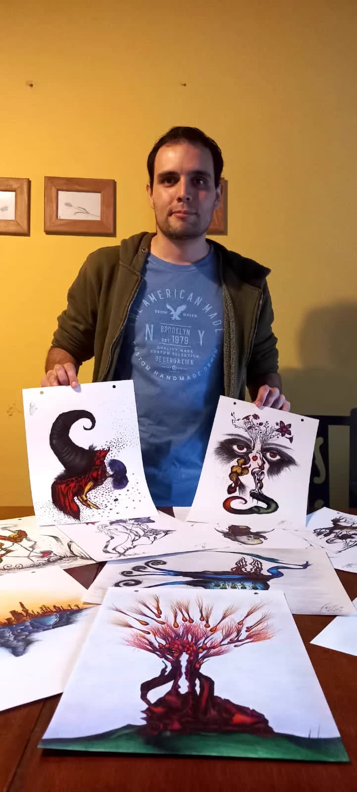 Manuel García, artista argentino, junto a sus dibujos en bolígrafo en su taller de Buenos Aires